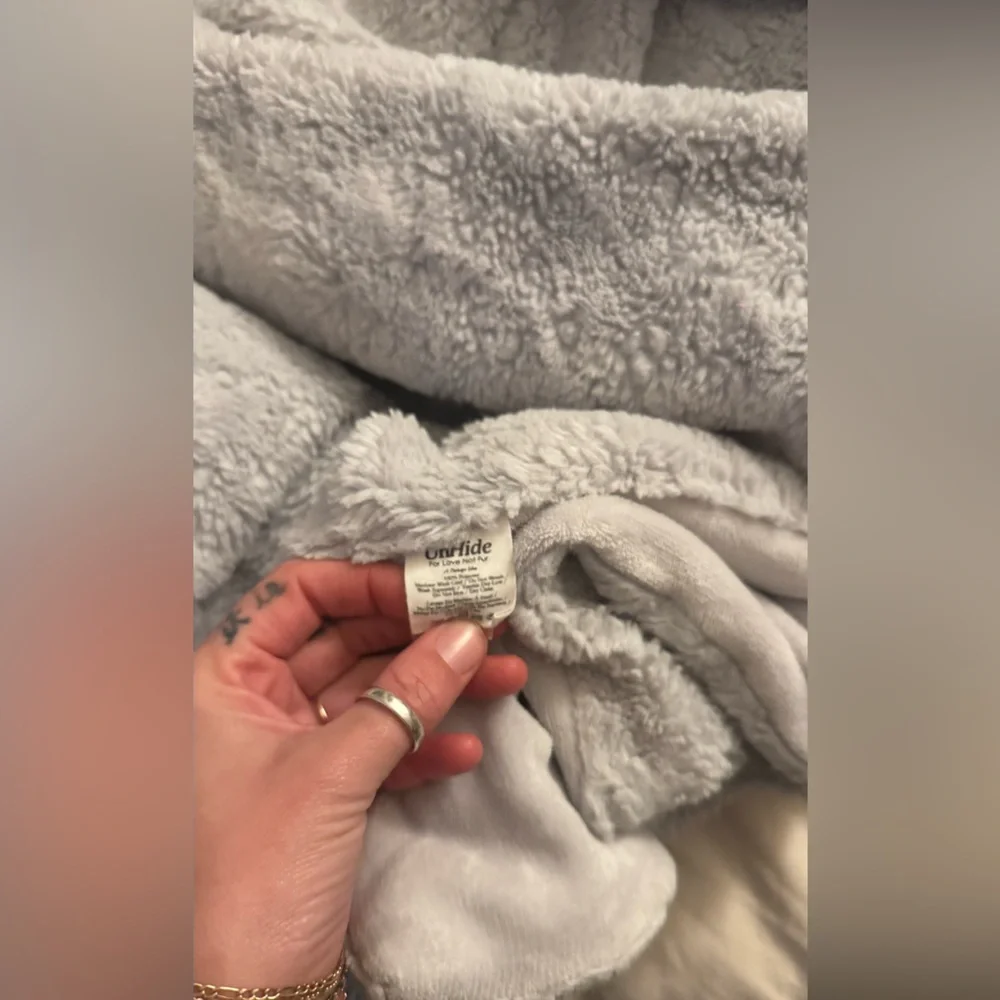 Unhide Soft Gray Blanket